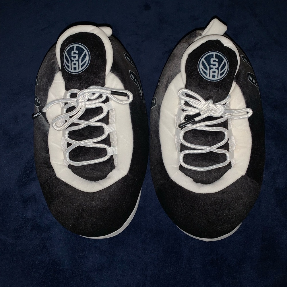 San Antonio Spurs big house shoes size large youth